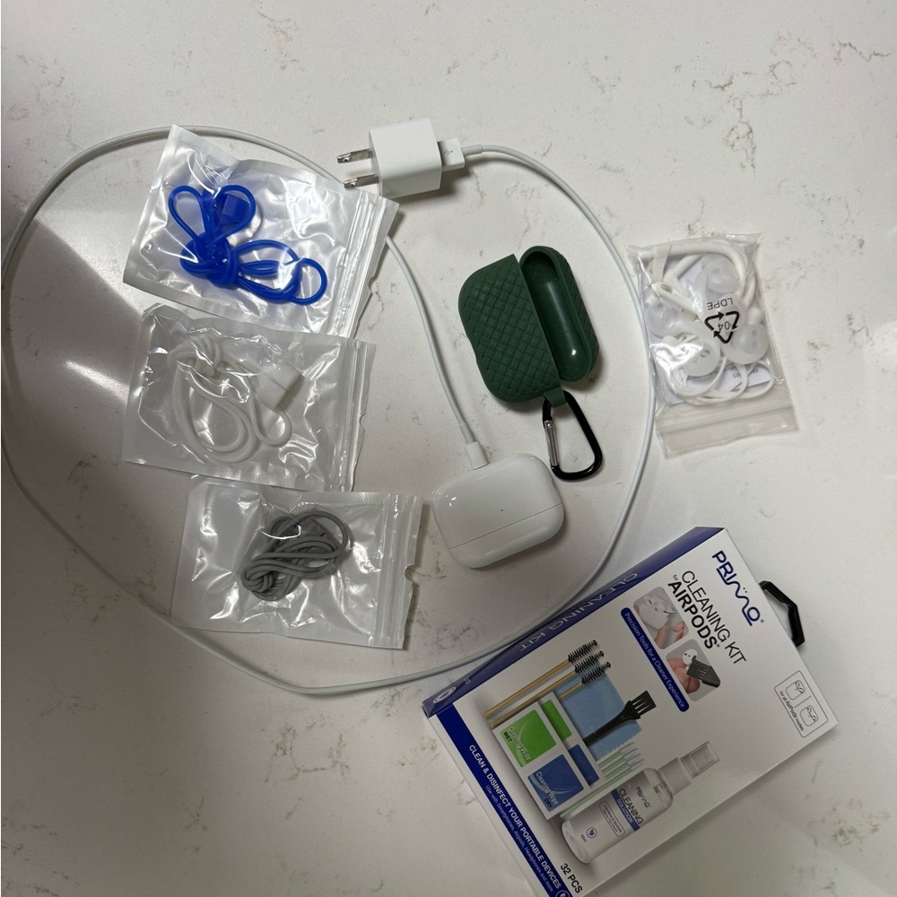 🎧 Apple AirPods Pro (1st Gen) + Charger & Extras – Like New